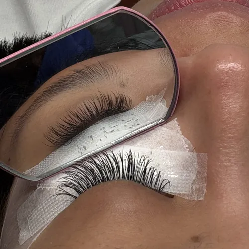A classic lash set checked in a mirror at iLashas