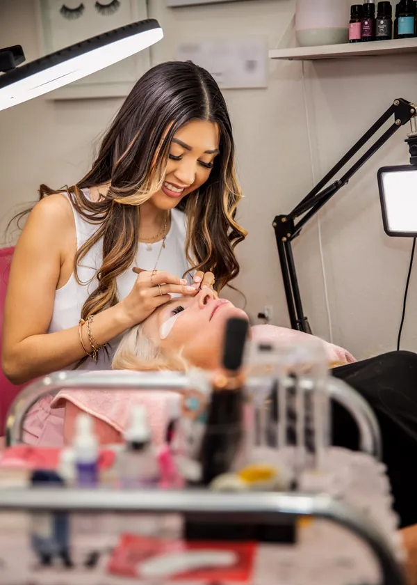 Iesha Cruz applying lash extensions at iLashas